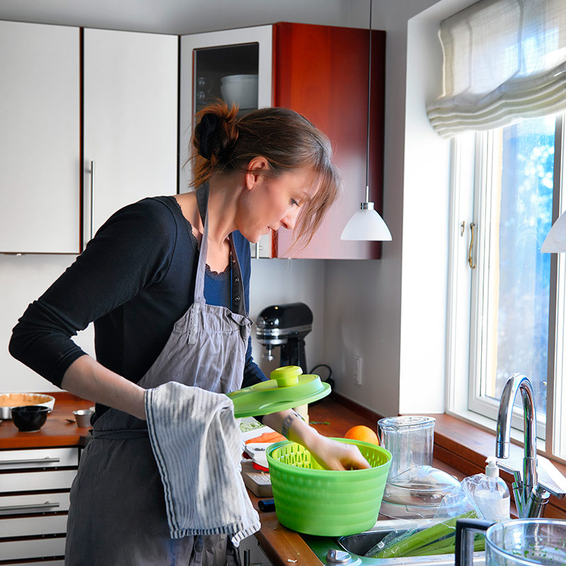 Kvinde arbejder i køkkenet