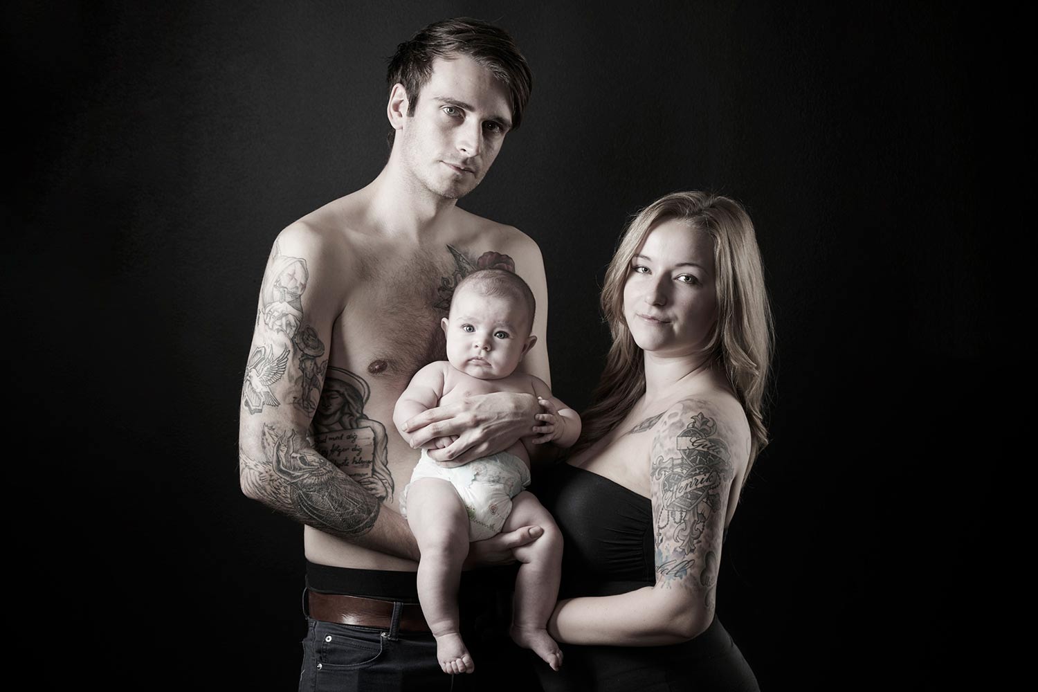 Familiefoto af familie med tatoveringer